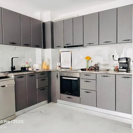 Apartman S & H Sunny Apartment In Students City With Private Garage, Sofia Szófia